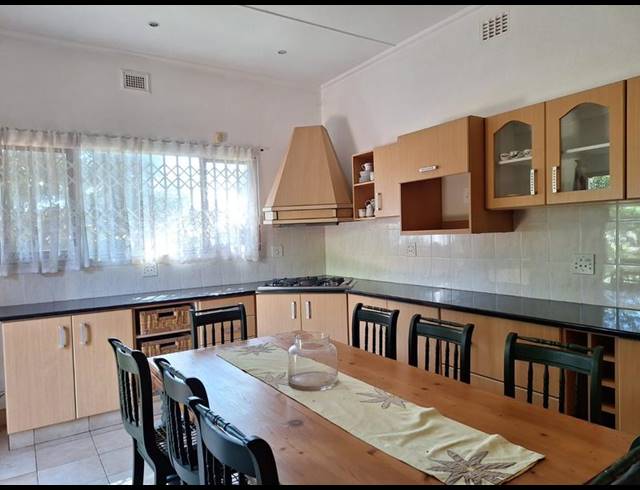 6 BEDROOM HOUSE FOR SALE IN UMKOMAAS